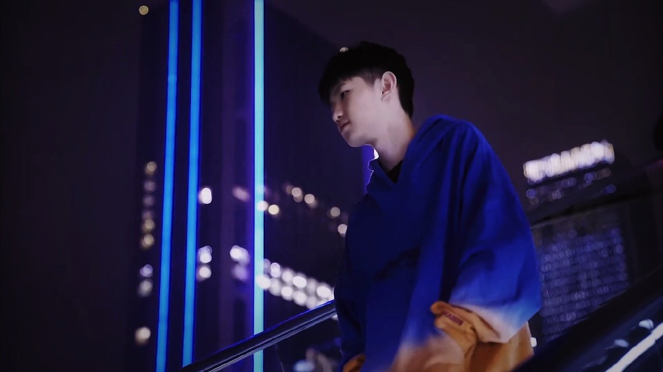 在人群中显